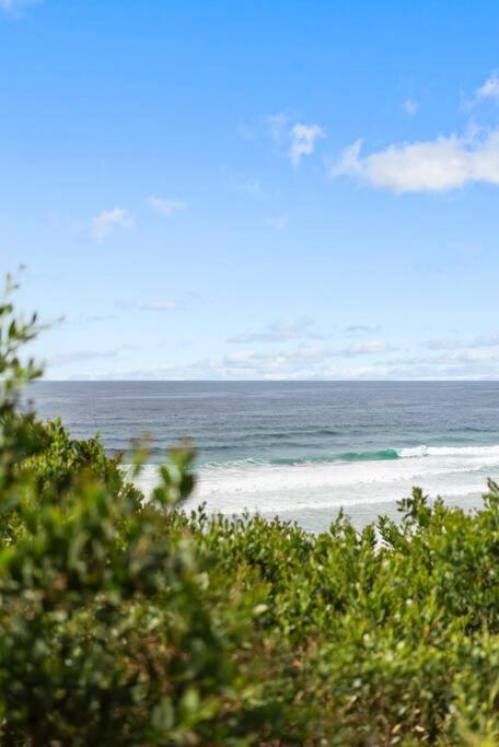 Waterfront and direct beach access with views photo 4