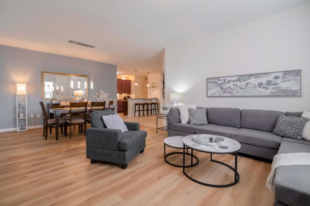 Stylish Vista Cay Poolside Escape Next to Pool Near all Theme Parks walk to the Convention Center and Int'l Drive image