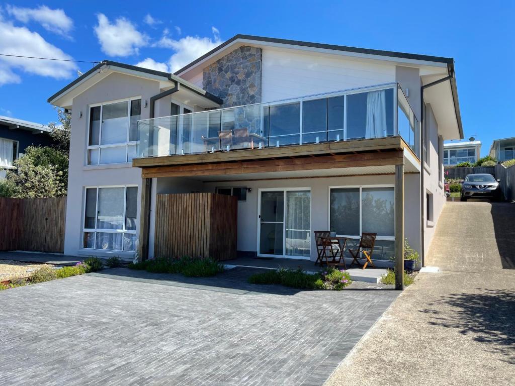 Waterfront and direct beach access with views photo 1