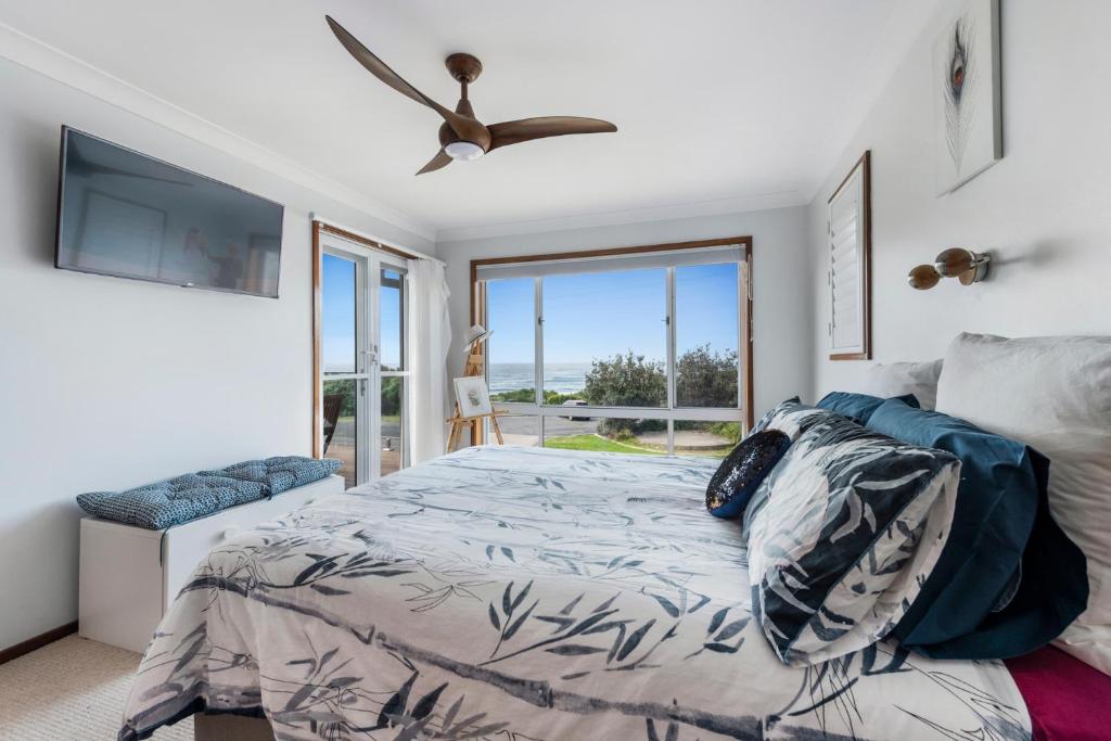Waterfront and direct beach access with views photo 3
