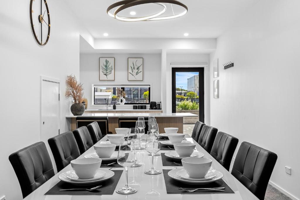 Urban Elegance Retreat - Tap to explore photos