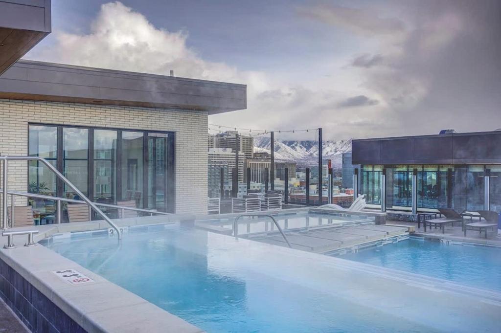 Rooftop Pool HotTub10th Floor King Bed Prking image
