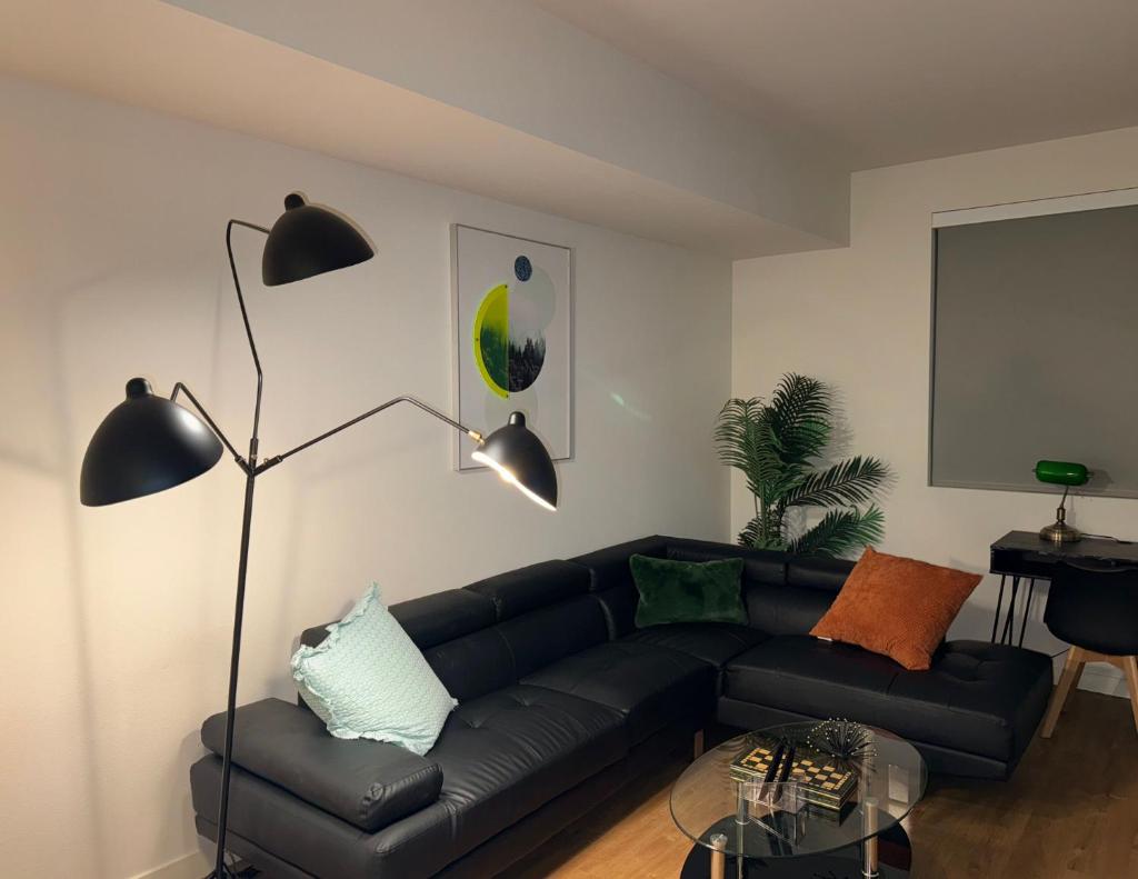 Charming 2-Bedroom Apartment in Glendale image