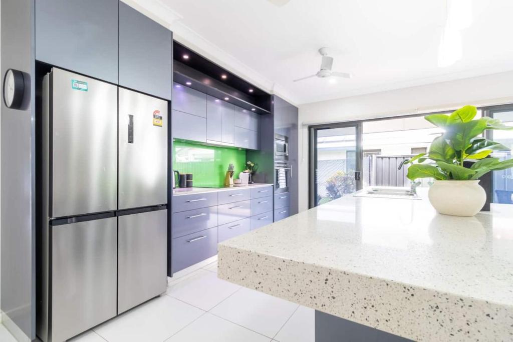 Big & Breezy House Mins To Beach, Hospital & Uni photo 3