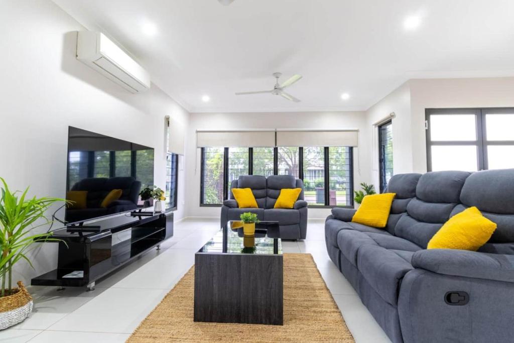Big & Breezy House Mins To Beach, Hospital & Uni photo 1