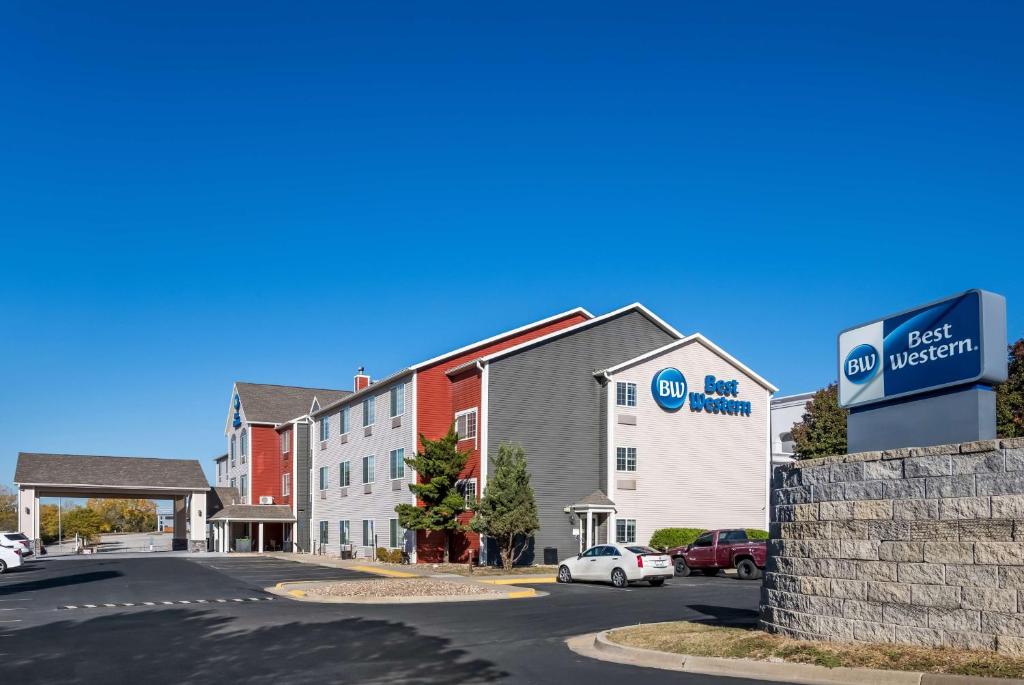 Best Western Worlds of Fun Inn & Suites image