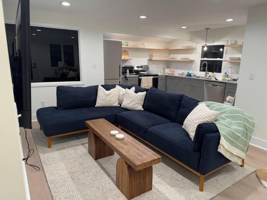 New 2024-Renovated Modern Farmhouse - 4 Bed Top Floor Unit image