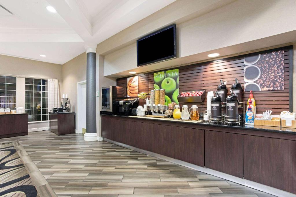 La Quinta Inn & Suites by Wyndham Birmingham Homewood image