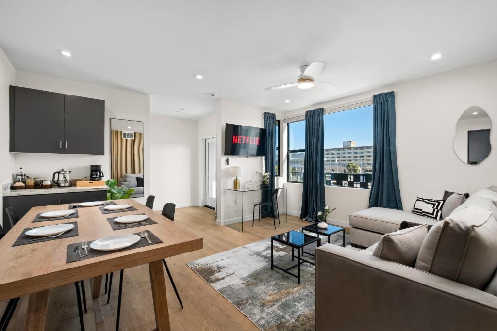 Stylish 2 Bedroom King Bed EVCharger Pet-Friendly Balcony image