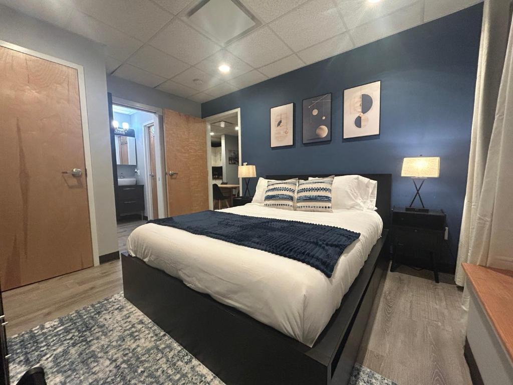Spacious 1 BR with Kitchen and Living Room image