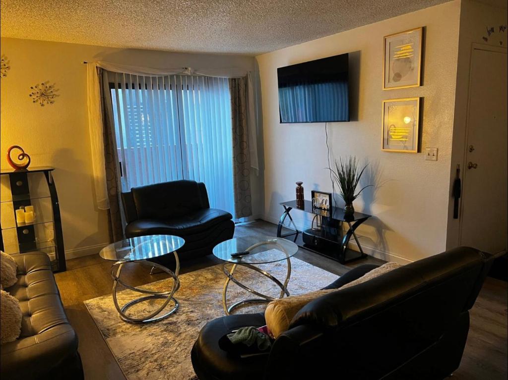 Entire Apartment 1BR & 1BA image