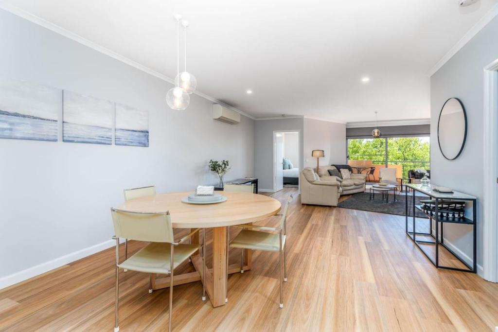 Modern and Homely 2BR Burke Crescent Apartment - Hosted by Canstay photo 1
