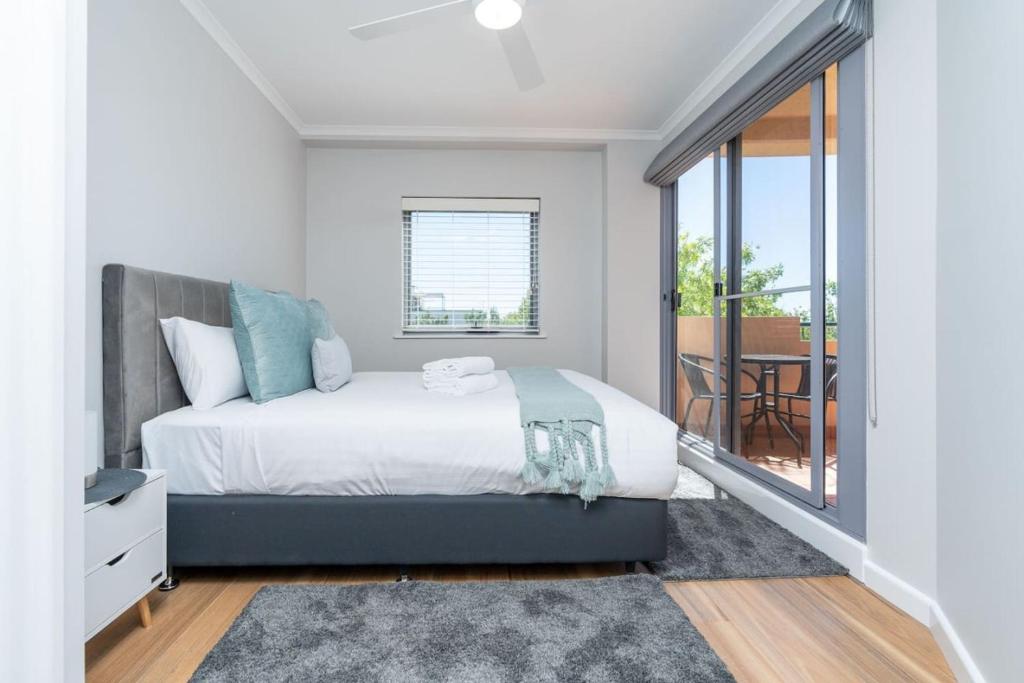 Modern and Homely 2BR Burke Crescent Apartment - Hosted by Canstay photo 4