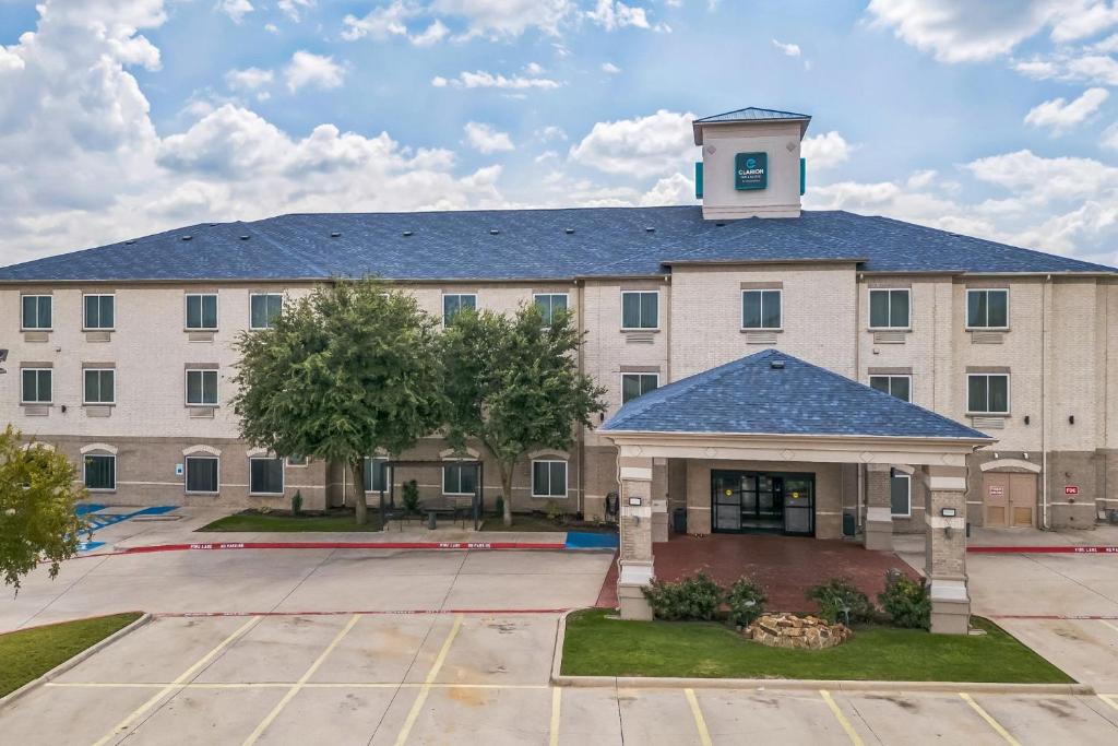 Clarion Inn & Suites Weatherford South image