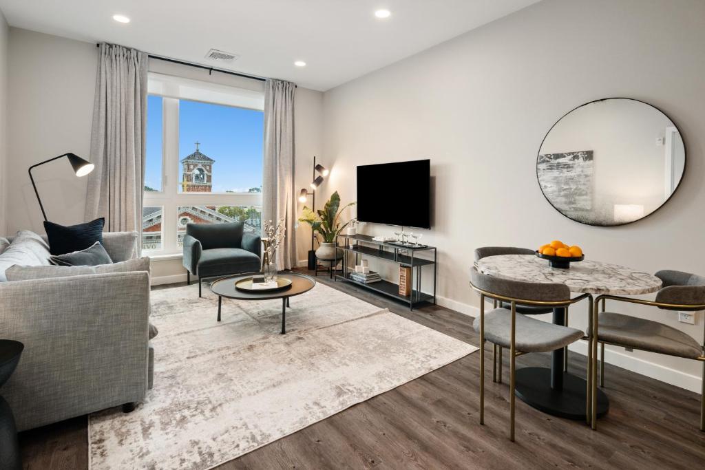 Luxury Furnished Apartments by Hyatus Downtown at Yale image