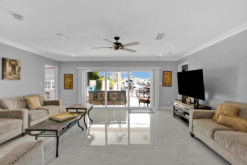 Luxury Water Front, Heated Pool & Jacuzzi, 5bdrm - Tap to explore photos