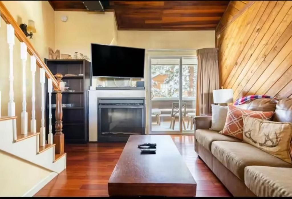 Cozy condo in Mammoth Lakes! image