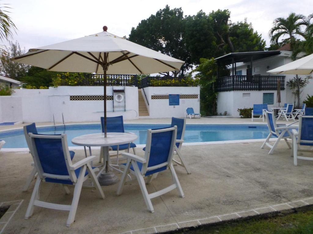 Rockley Golf Club, 2 bed 2 bath Pool, Tennis, Golf, Bar & Restaurant! photo 1