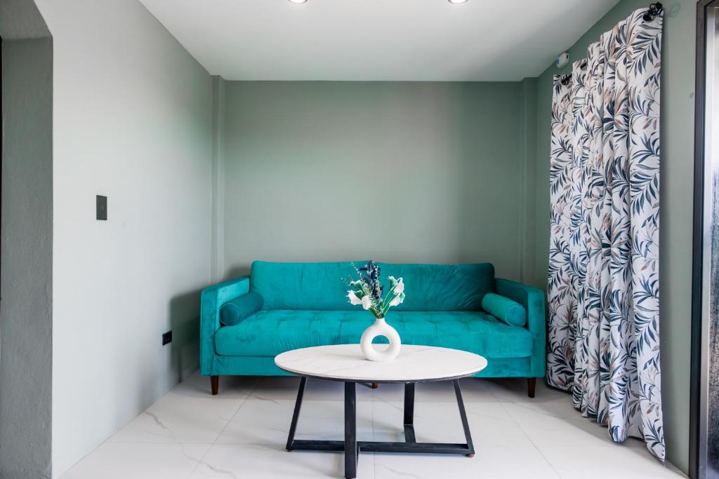 LeLuxe Cedar Valley Suite B photo 2