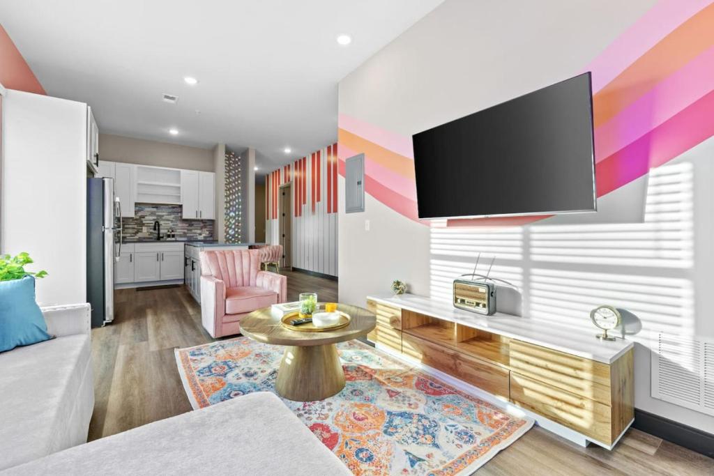 Trendy 2 BR Retreat - Near Nashvilles Best Venues image