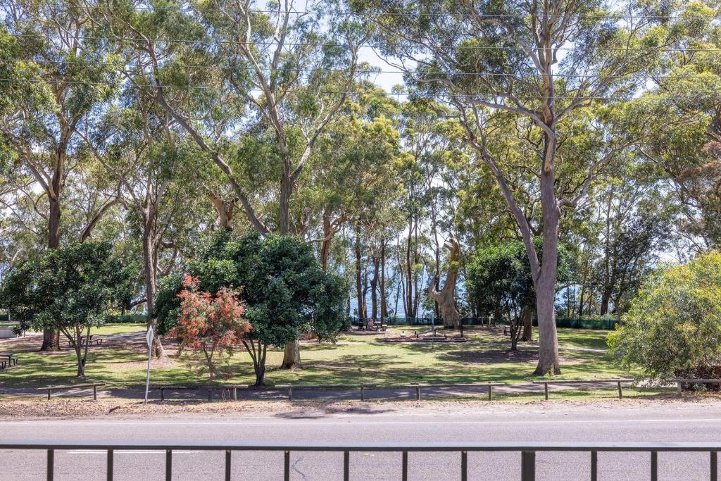 139 Government Rd - Pet Friendly, Air Con, WiFi, Water views photo 4