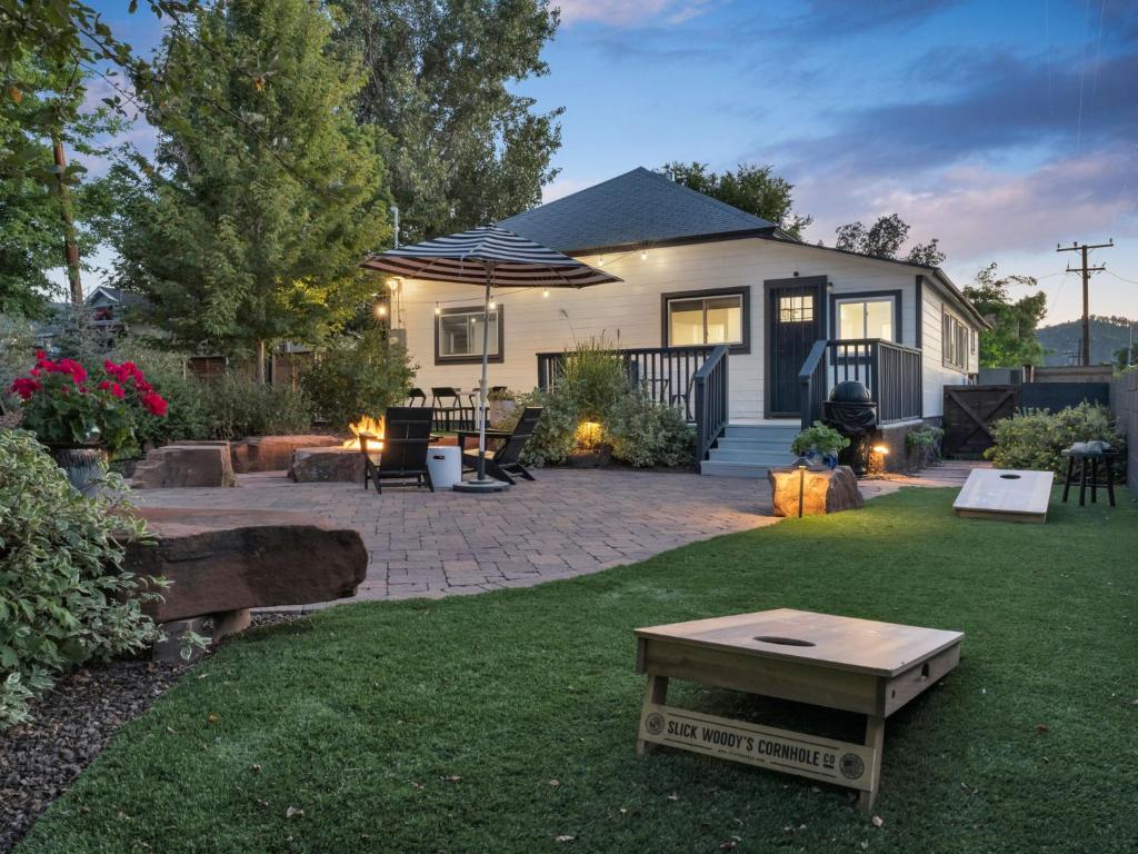 Gorgeous Home-Amazing Yard-Fire Pit-Walk to Town - Tap to explore photos
