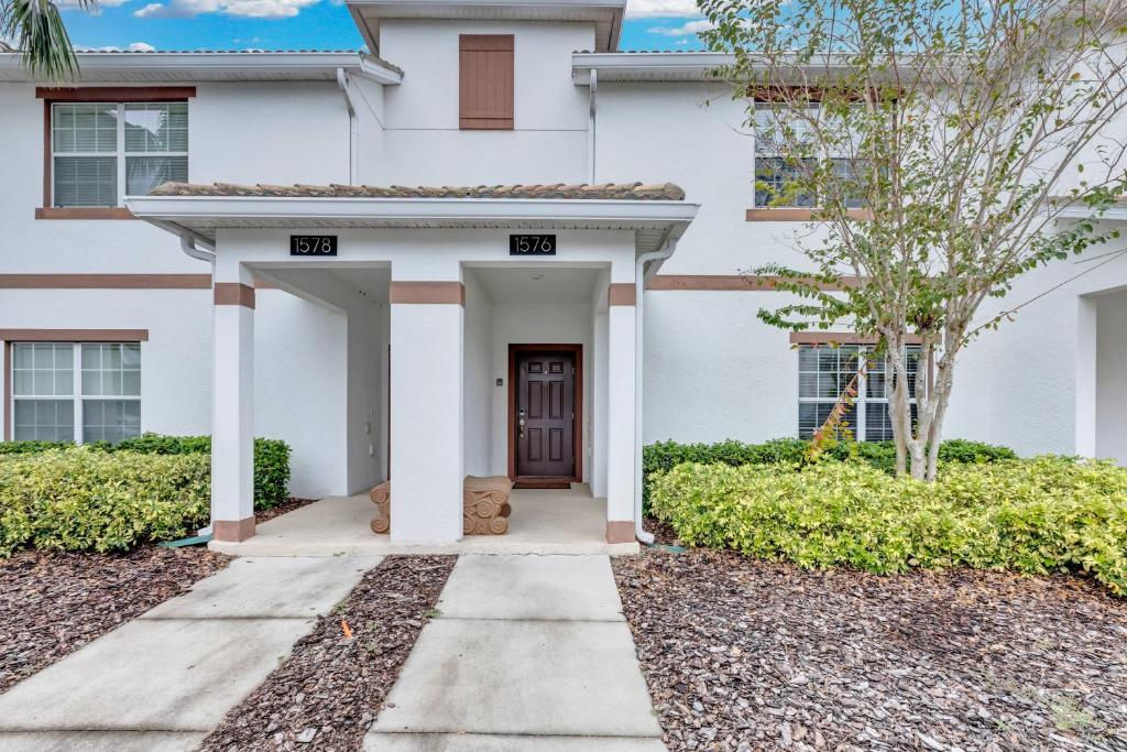 Charming Vacation Townhome with Pool CG1576 image