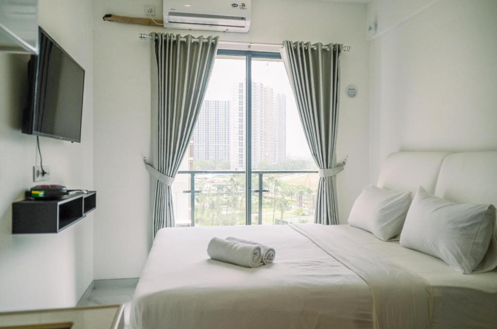 Comfortable Studio with Pool View at Sky House BSD Apartment By Travelio