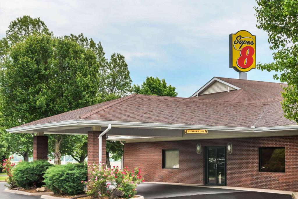 Super 8 by Wyndham O'Fallon image