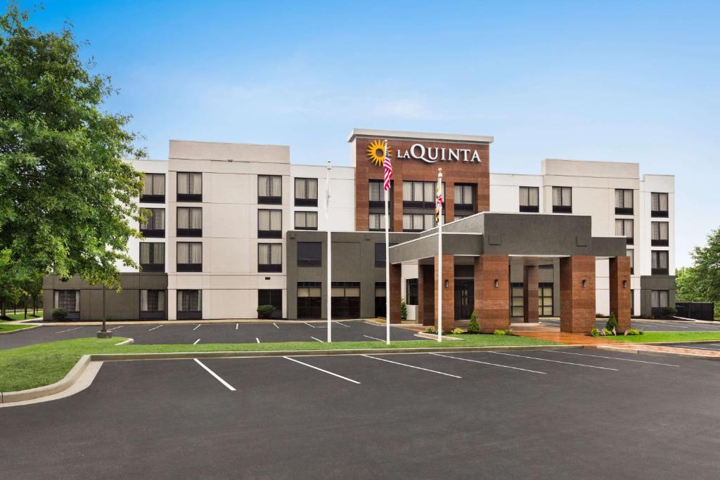 La Quinta Inn & Suites by Wyndham Newark - Elkton image