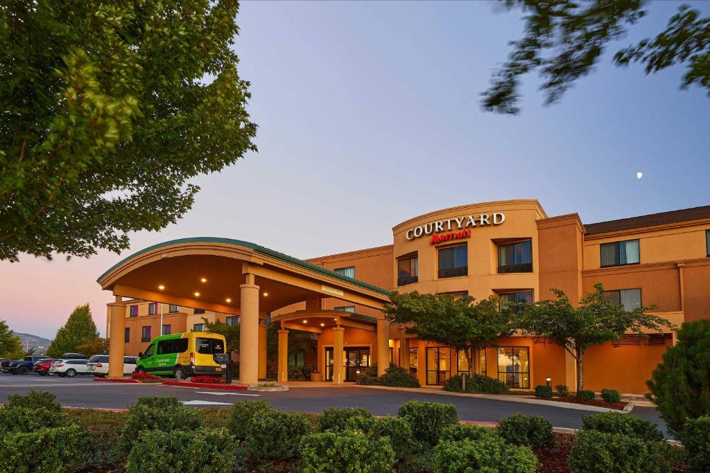 Courtyard by Marriott Medford Airport image