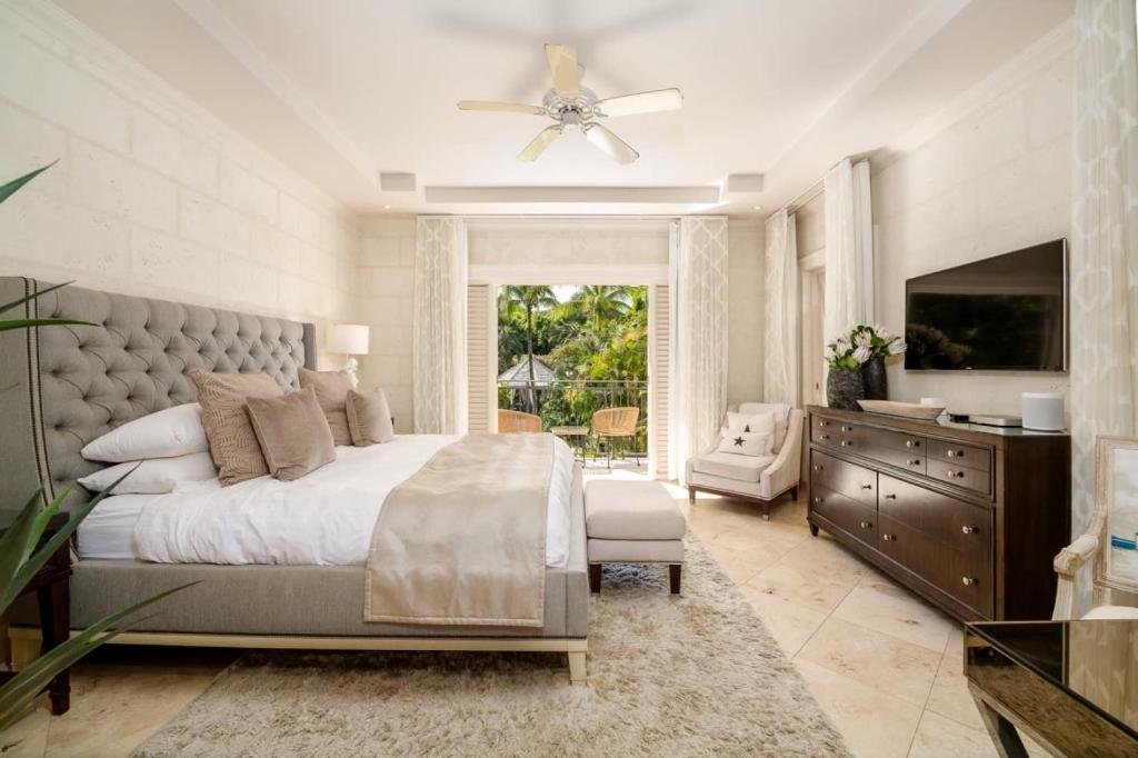 Luxurious Villa in Stunning Beach photo 2