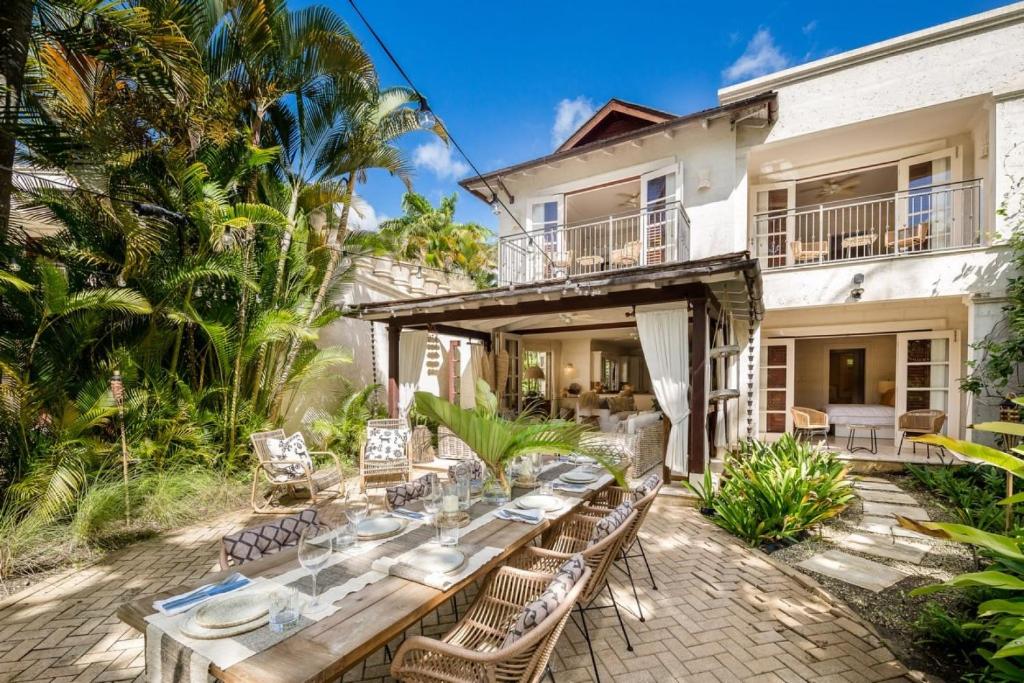 Luxurious Villa in Stunning Beach photo 3