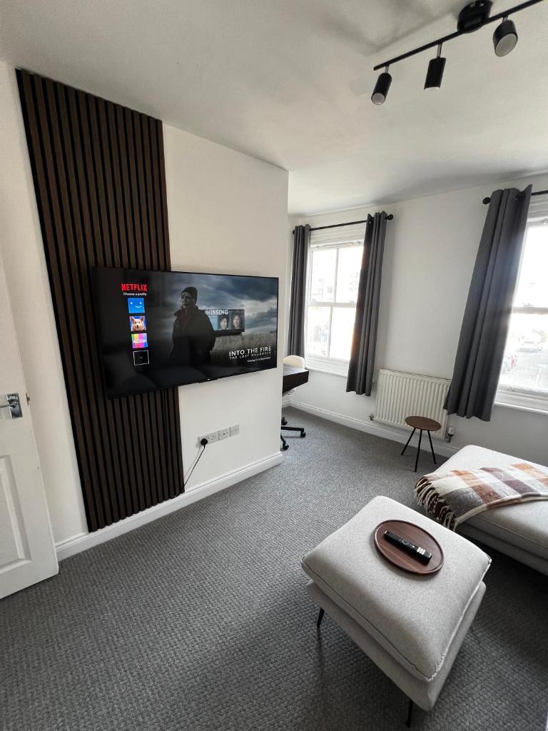 Central Chic 3 bed, Great Location - Tap to explore photos