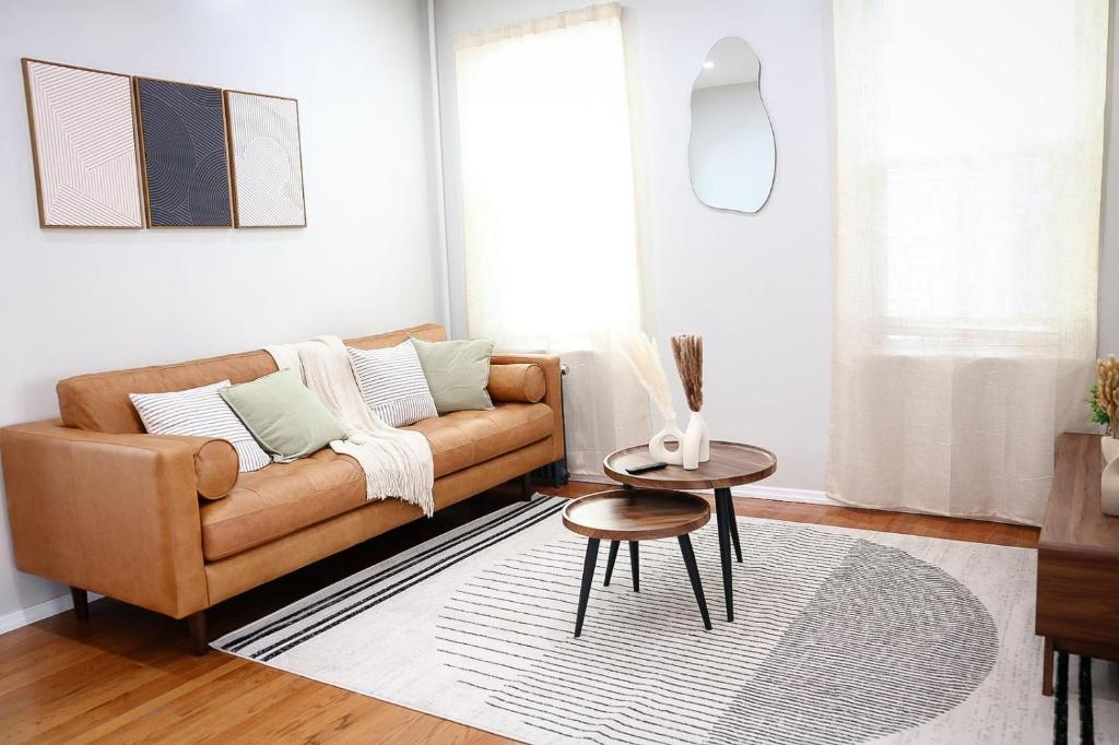 Modern 2BR, Easy access to NYC image