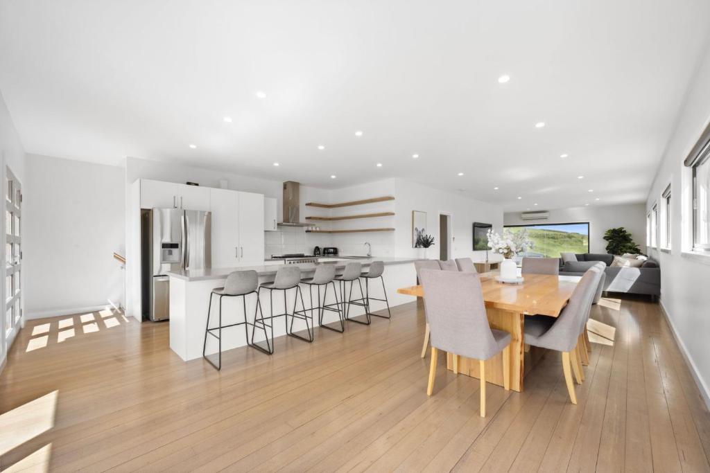 Black Diamond - Merrijig - Sleeps 14 photo 4