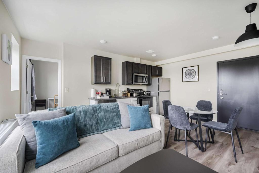 2BR Luxury Suite Near Henry Ford image
