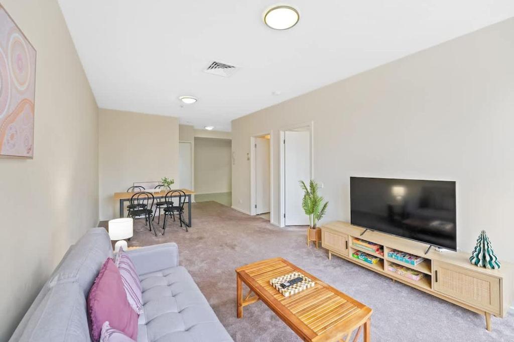 250E Apartments - CBD Home Base for 3 on Elizabeth photo 2