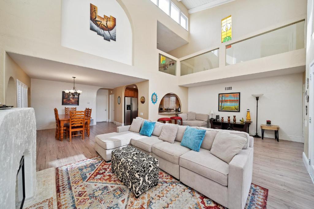Coastal Pet Friendly Gem Near the Beach and Shopping image