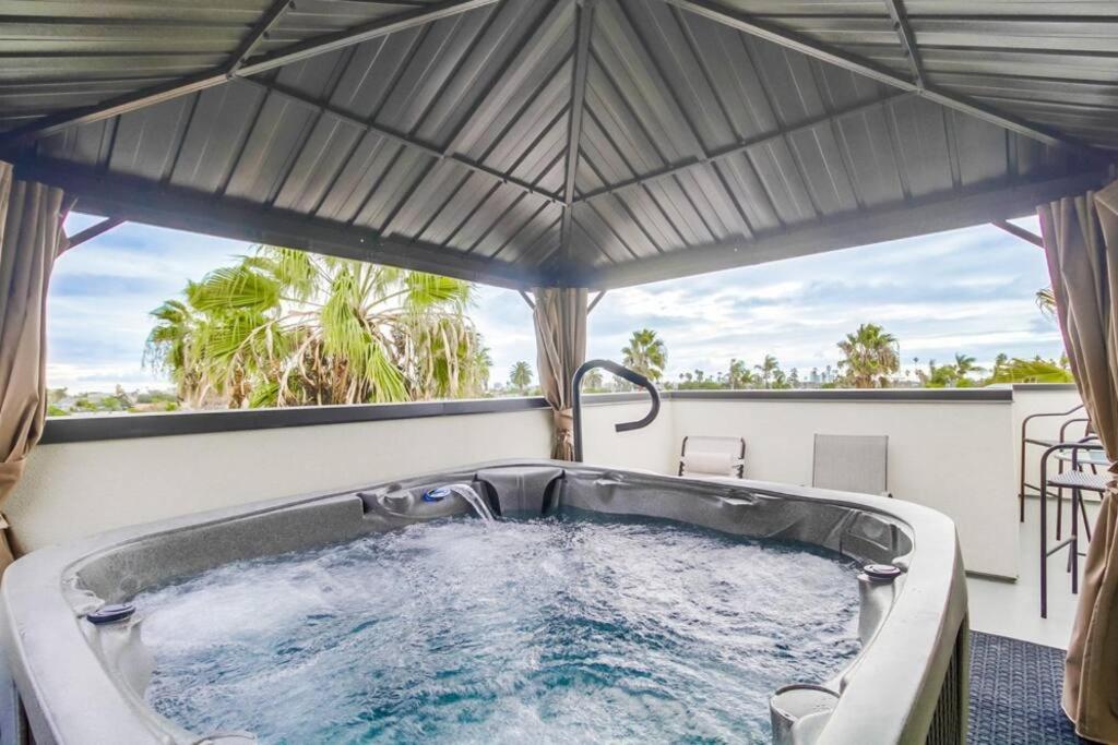 Hot Tub, New 2 Bedroom Park Blvd Condo image