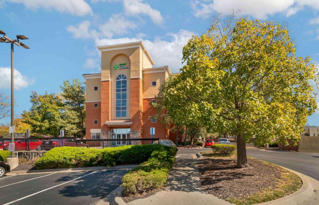 Extended Stay America Suites Kansas City Country Club Plaza image