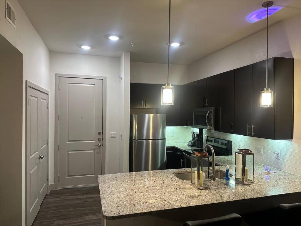 Luxurious 1 Bedroom w pool & patio inGalleria area image