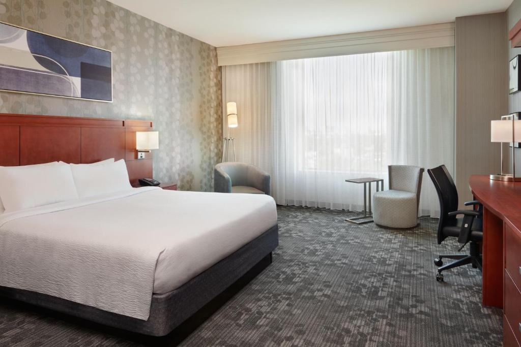 Courtyard by Marriott Ottawa East Room Type - Room, 1 King Bed with Sofa bed