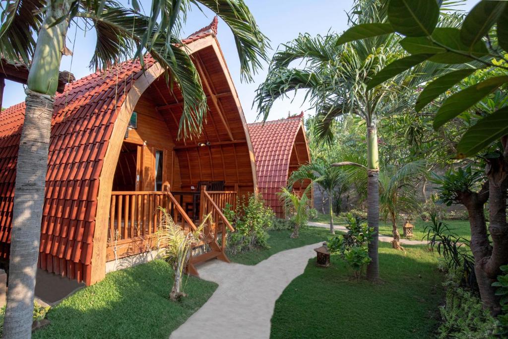 Made Taro - Menjangan Homestay