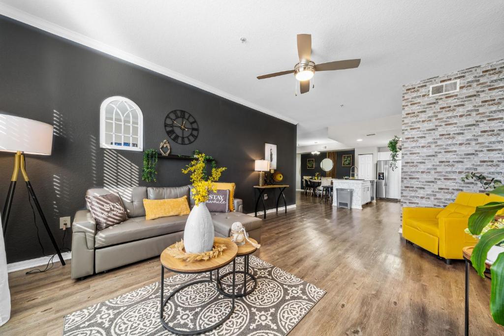 Cozy 3br2ba- Minutes To Airport & Westchase #5 image