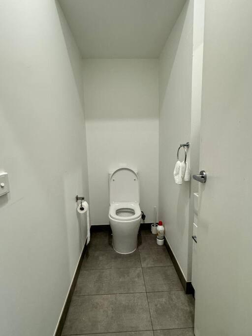 New house near Monash Hospital, just a 3-min walk photo 3