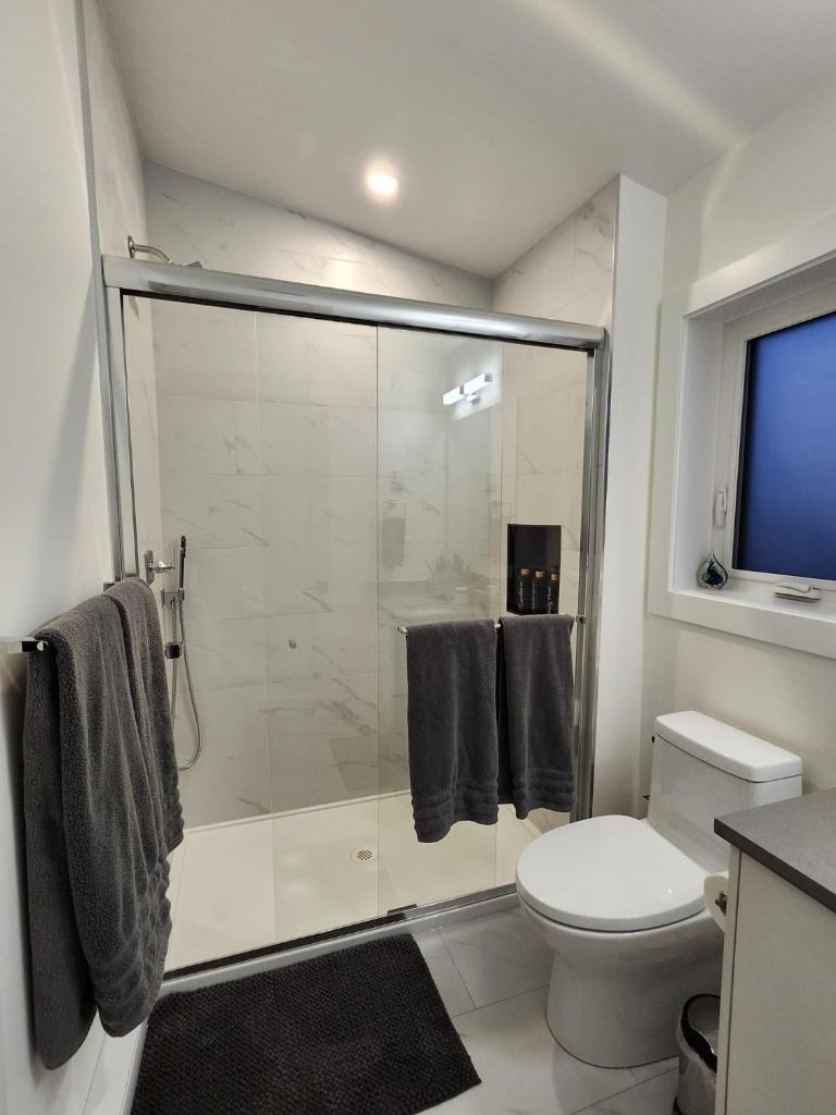 2BR Detached House - Free Parking -10 mins to YVR & Downtown - Tap to explore photos