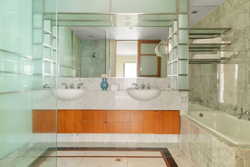 Stylish & Cozy 4BR Retreat with FREE Parking photo 3