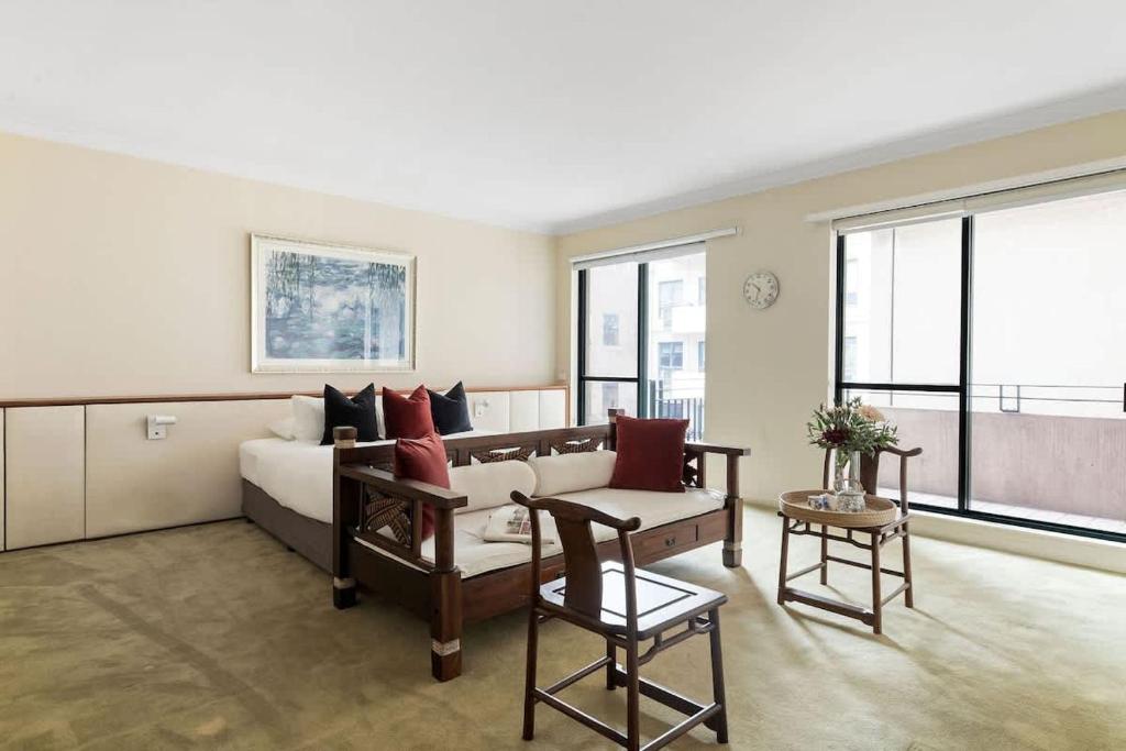 Stylish & Cozy 4BR Retreat with FREE Parking photo 2
