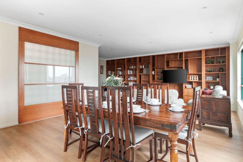 Stylish & Cozy 4BR Retreat with FREE Parking photo 1